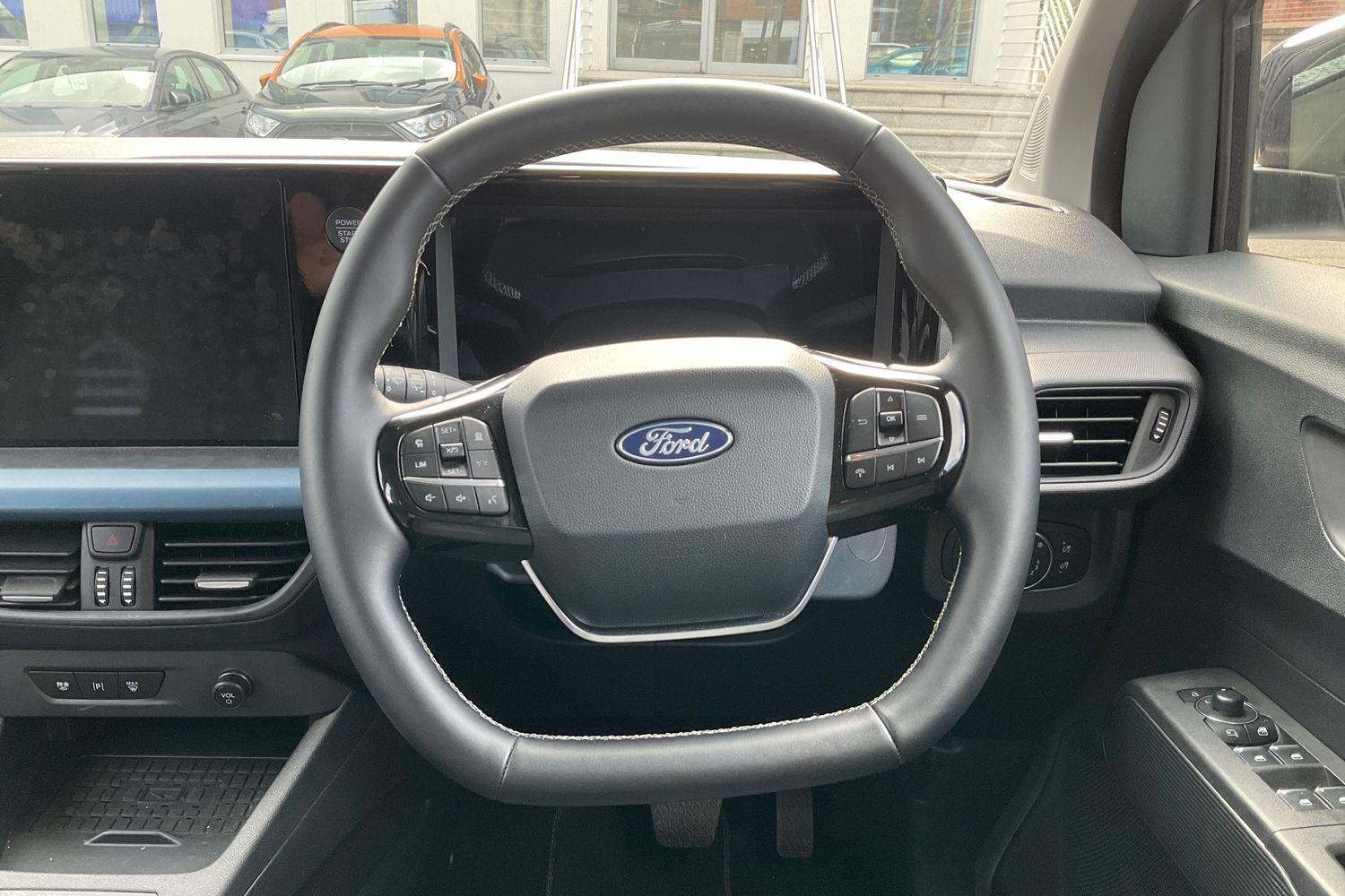 Ford E-Tourneo Courier Photo 11