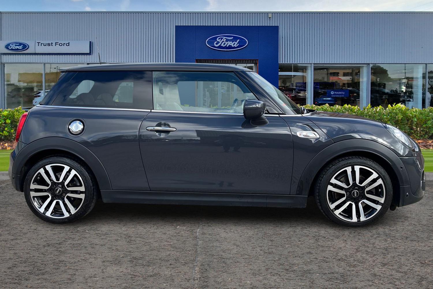 MINI HATCHBACK Photo 2