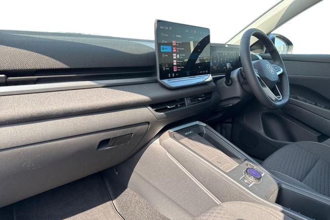 Volkswagen T-Roc Photo 2