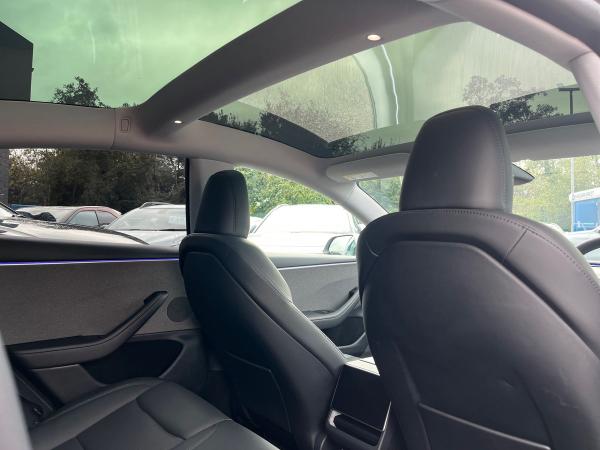 TESLA Model 3 Photo autoimg-6bfdfdcf3a80bb90797f9a31c98a4fc1e345eeeb.jpg