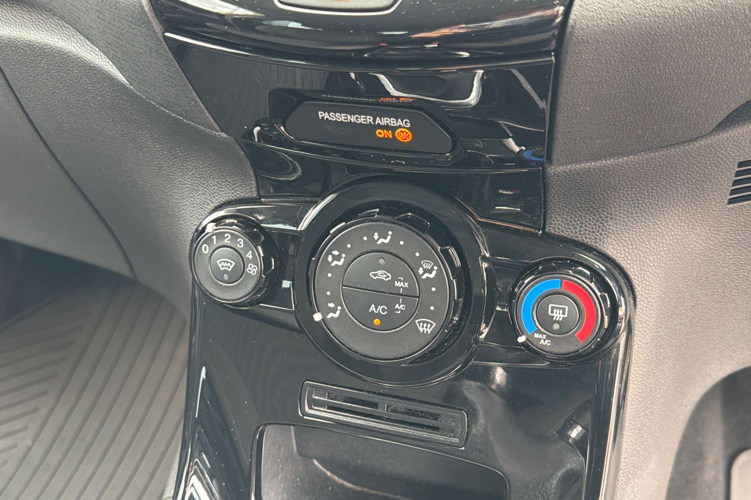 Ford FIESTA Photo 23