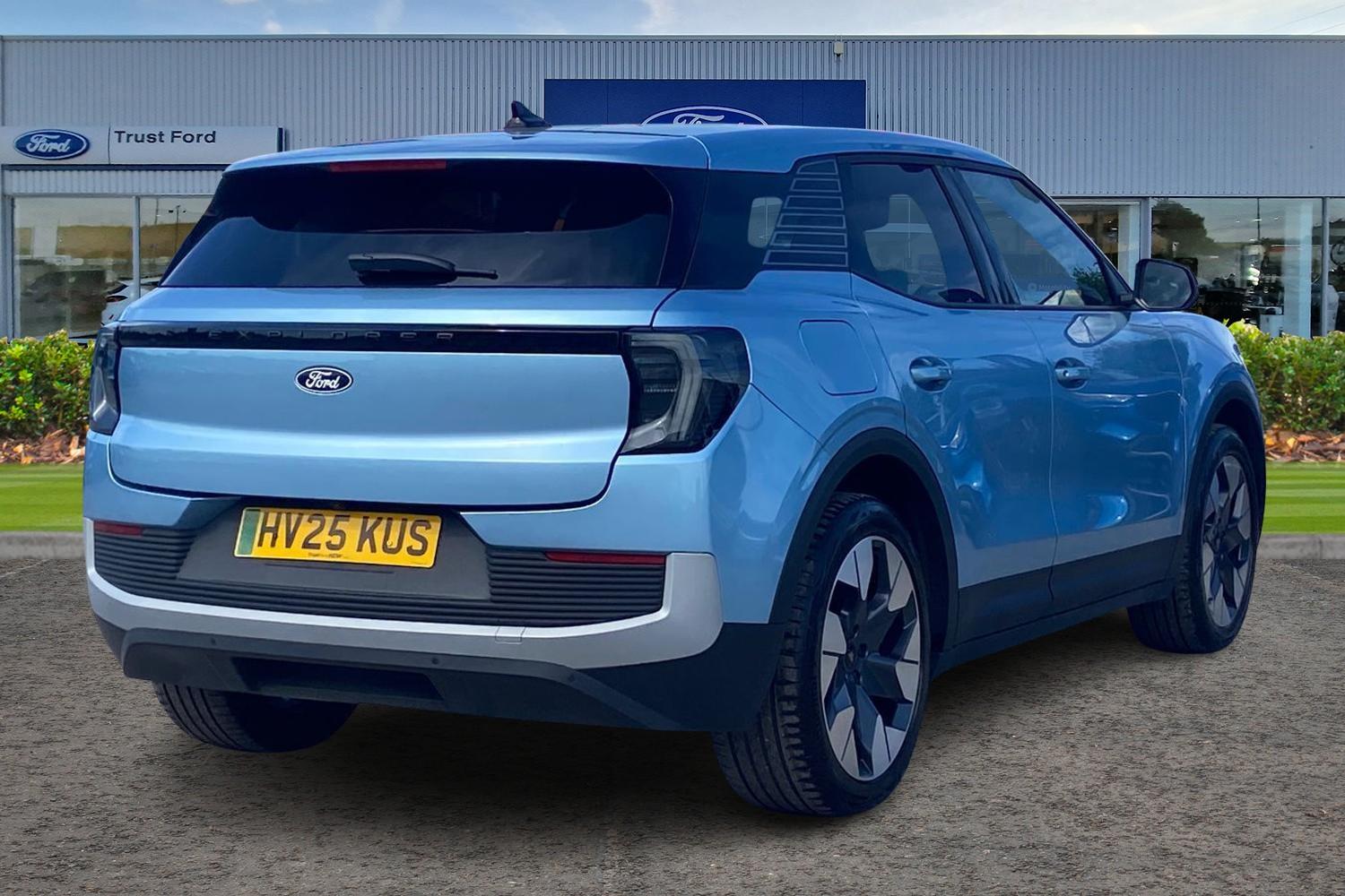 Ford EXPLORER Photo 3