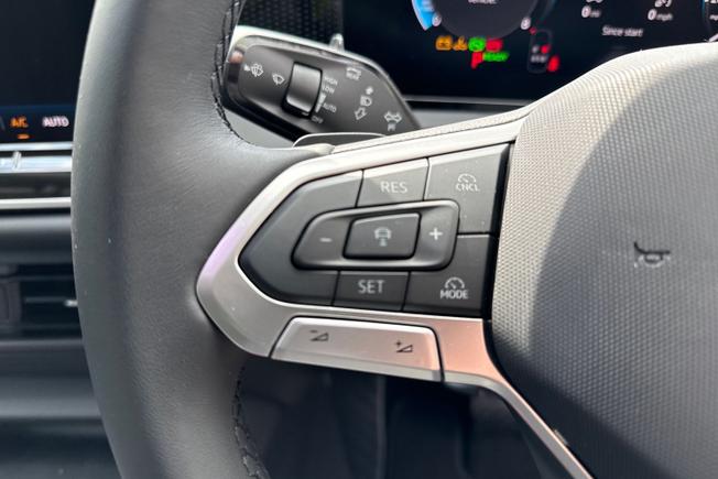 VOLKSWAGEN Tiguan Photo 16