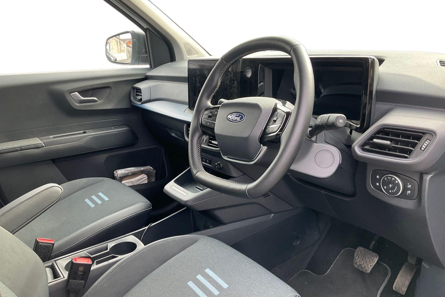 Ford E-Tourneo Courier Photo 8