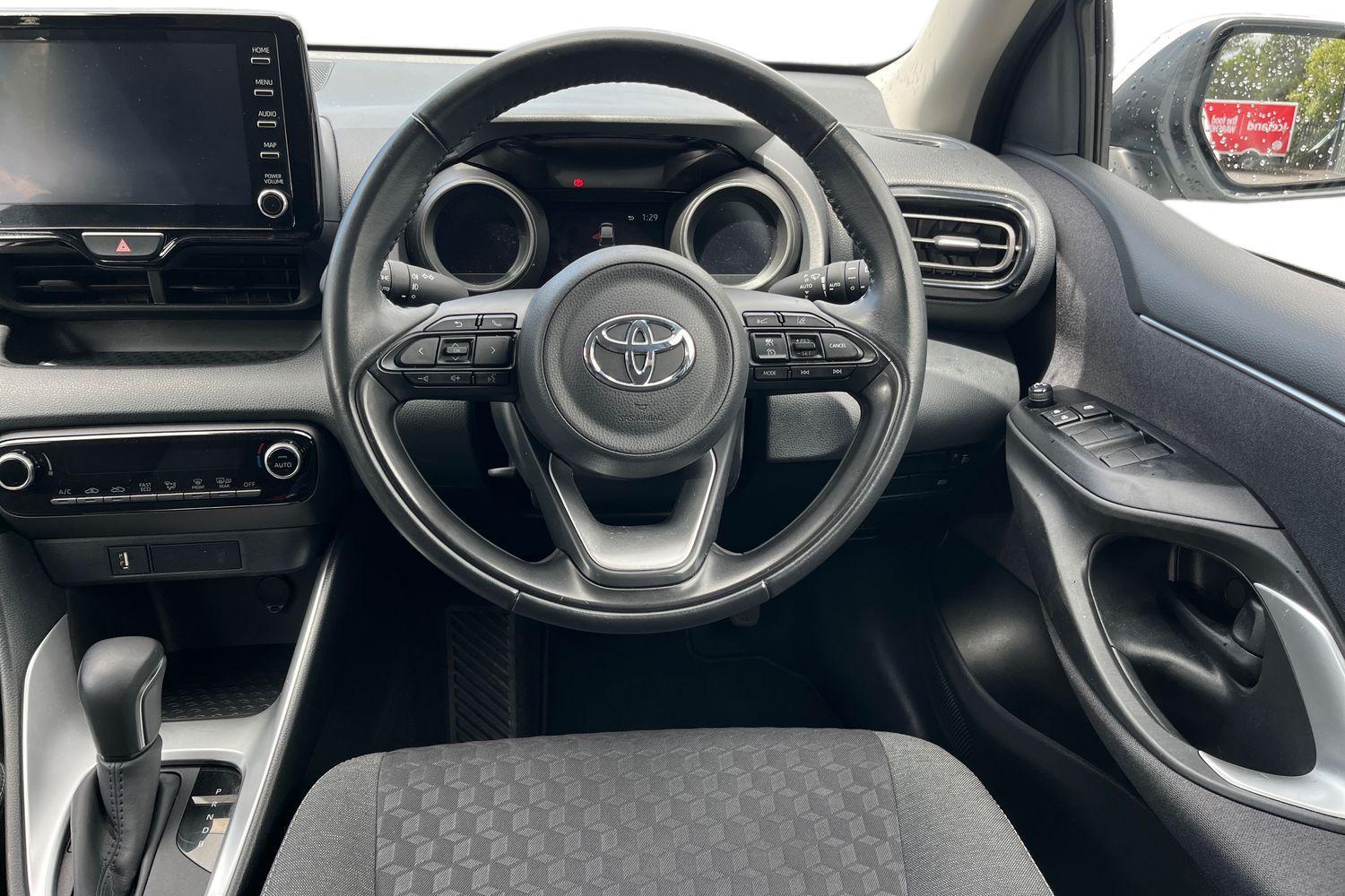 Toyota YARIS Photo 10