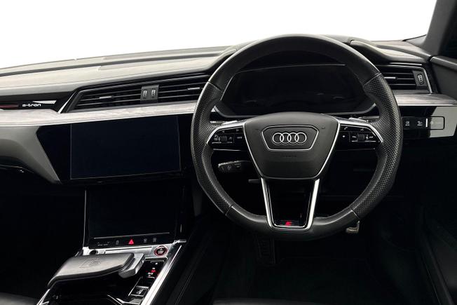 AUDI E-Tron S Photo 11