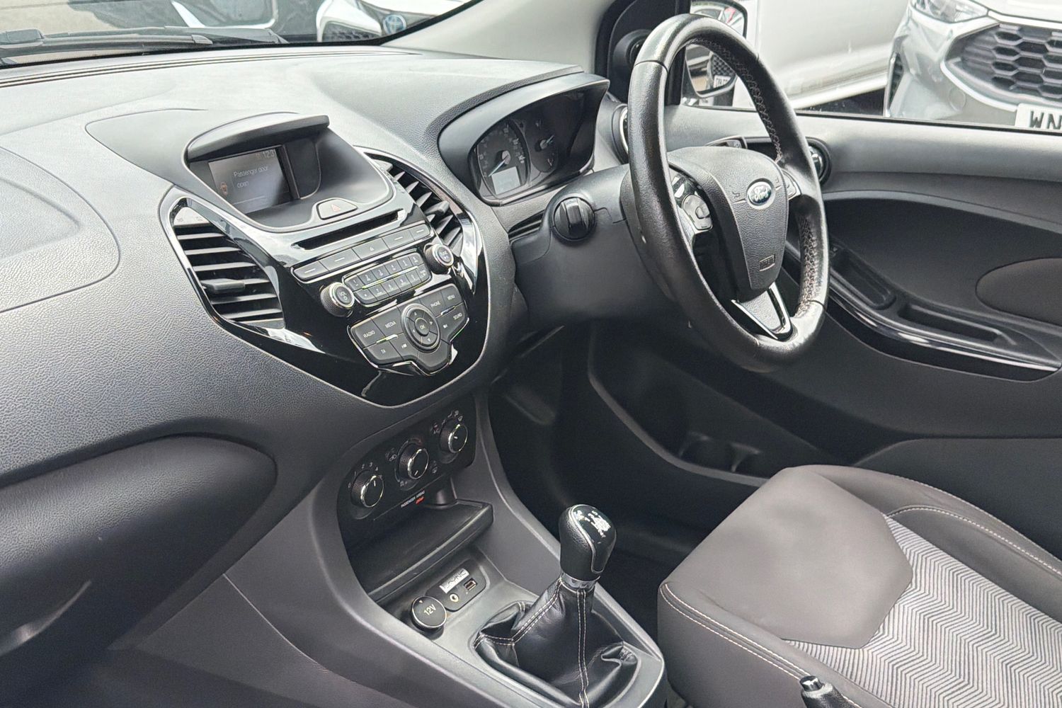 Ford KA+ Photo 17