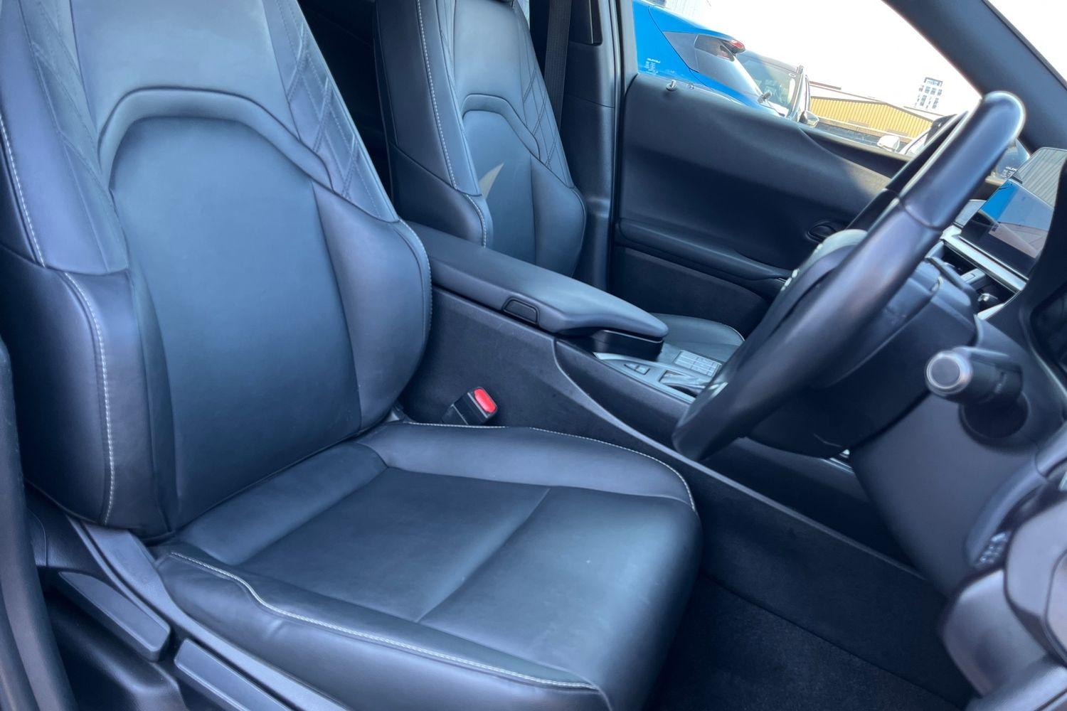 Lexus UX Photo 16