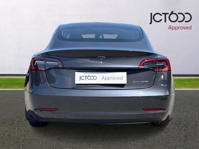 TESLA Model 3 Photo 7