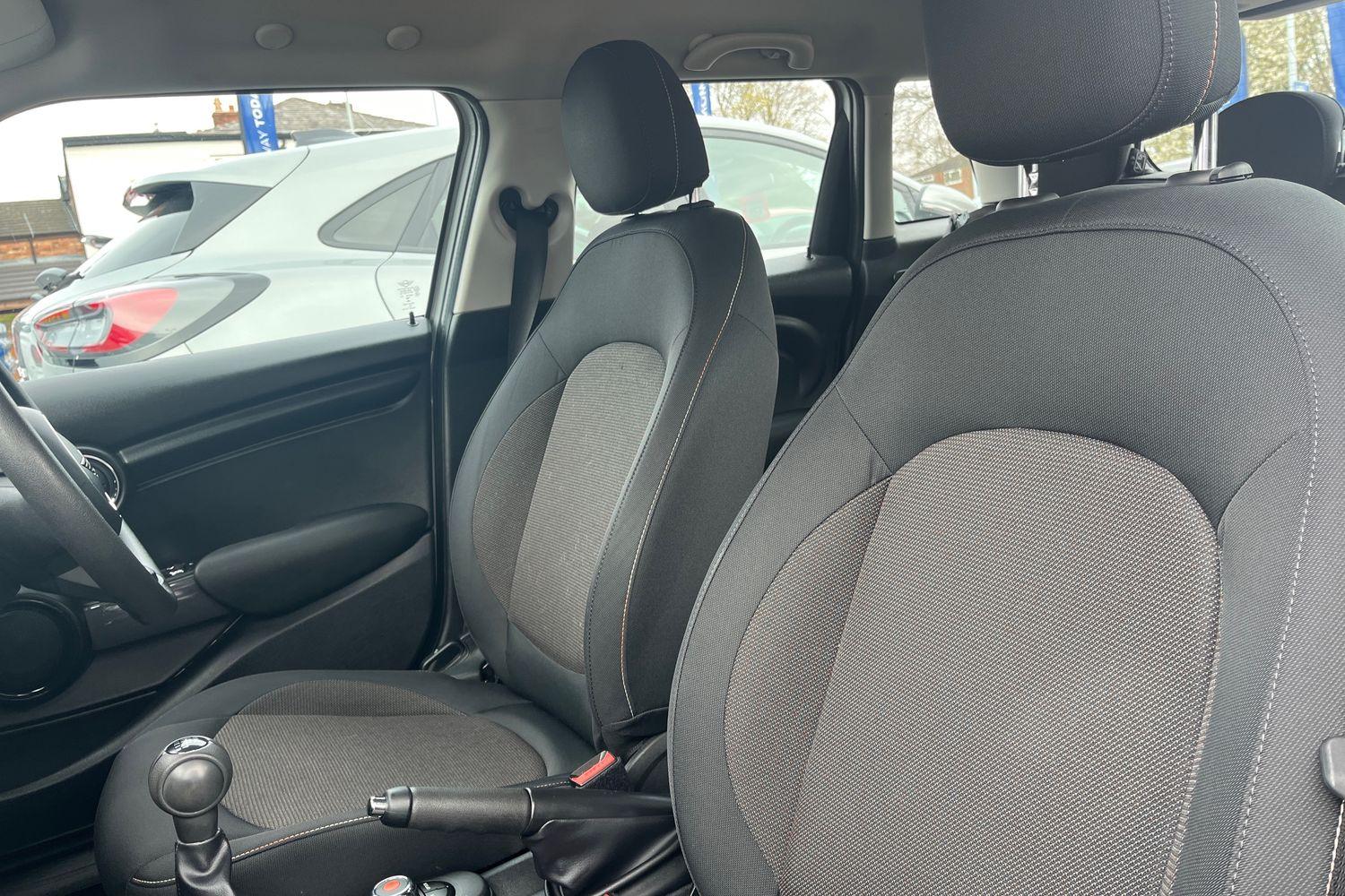 MINI HATCHBACK Photo 18