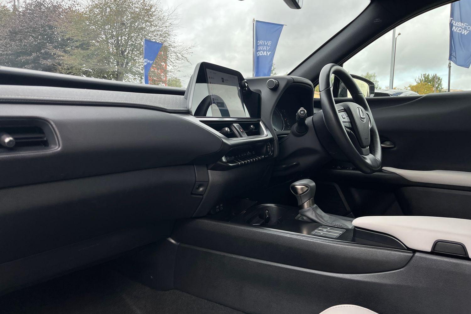 Lexus UX Photo 17