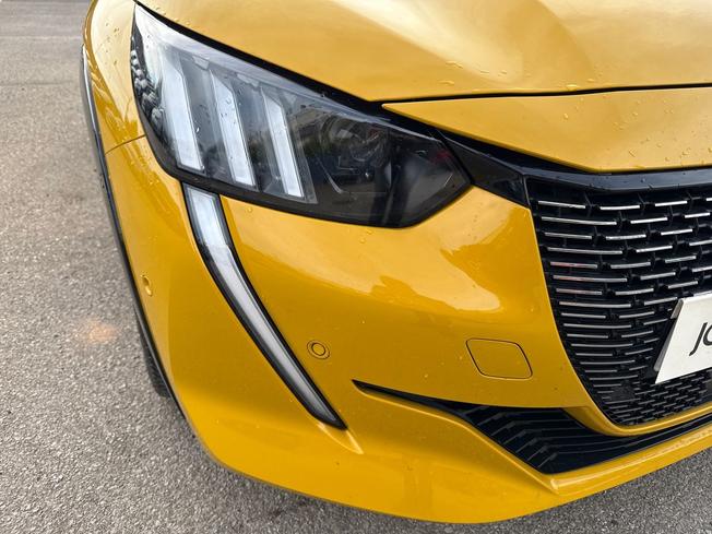 PEUGEOT 208 Photo 19