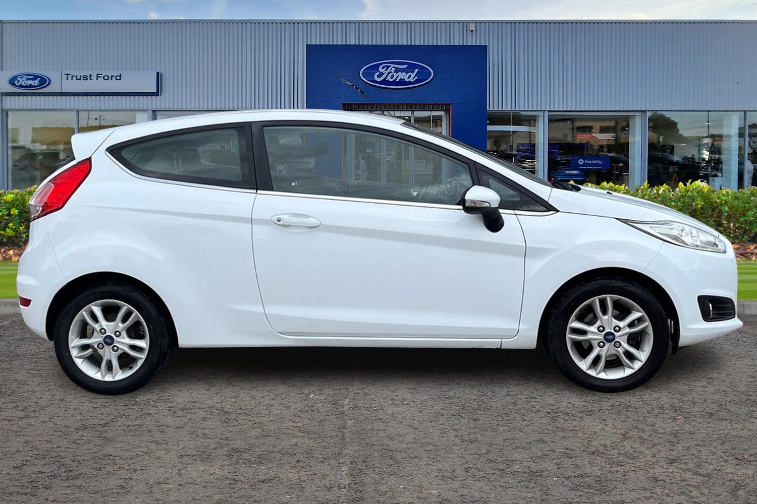 Ford FIESTA Photo 2