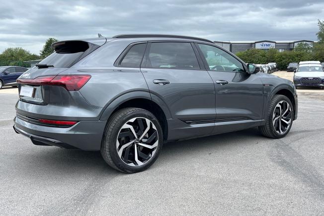 AUDI e-tron Photo 27