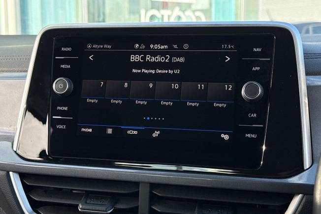 VOLKSWAGEN T-Roc Photo 13