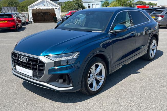 AUDI Q8 Photo 24