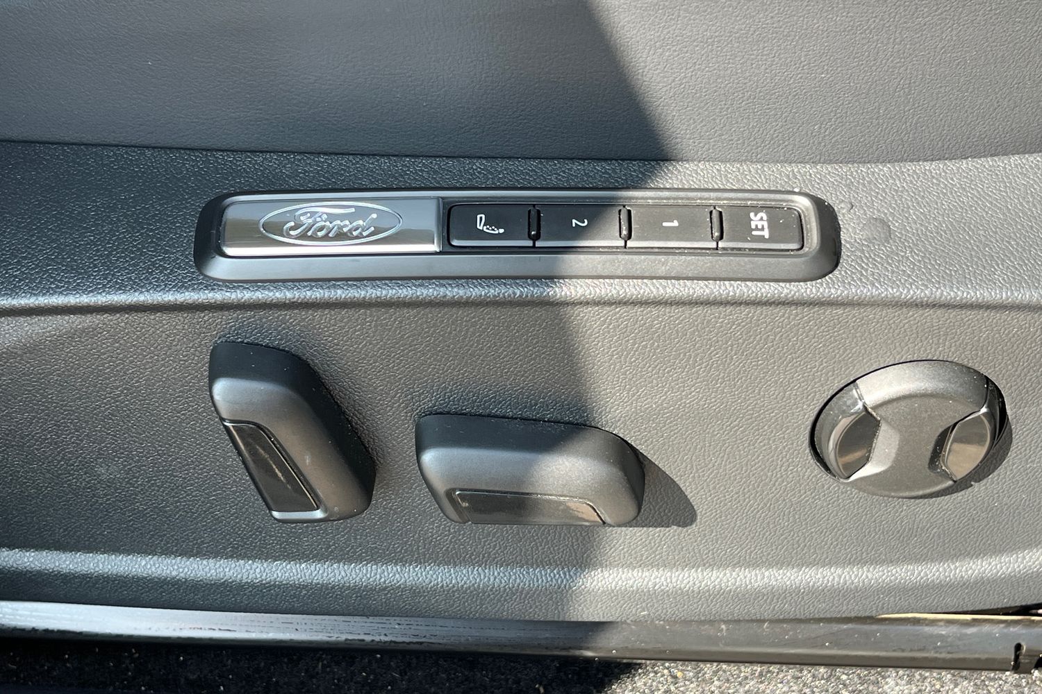 Ford Explorer Photo 24