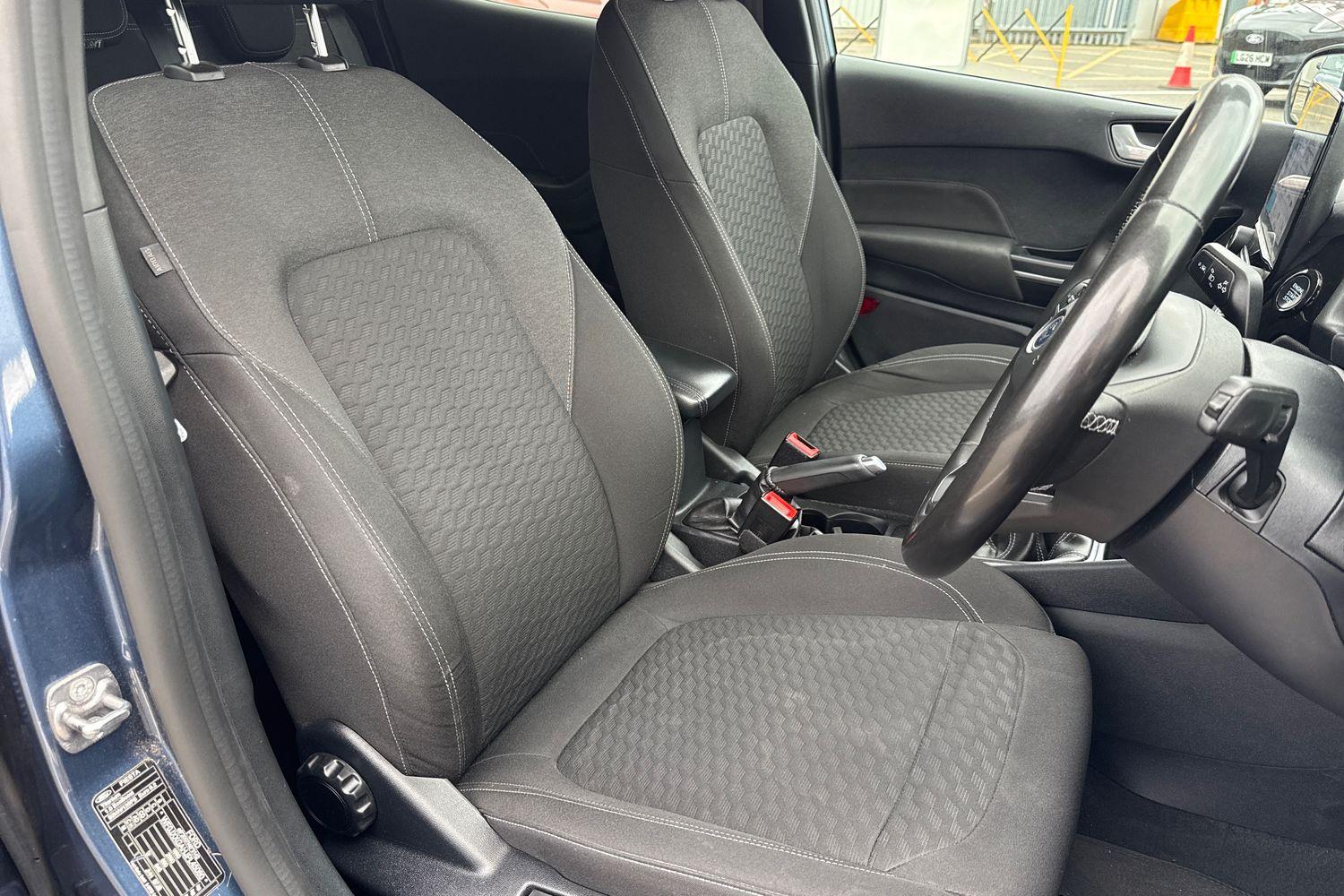 Ford FIESTA Photo 16