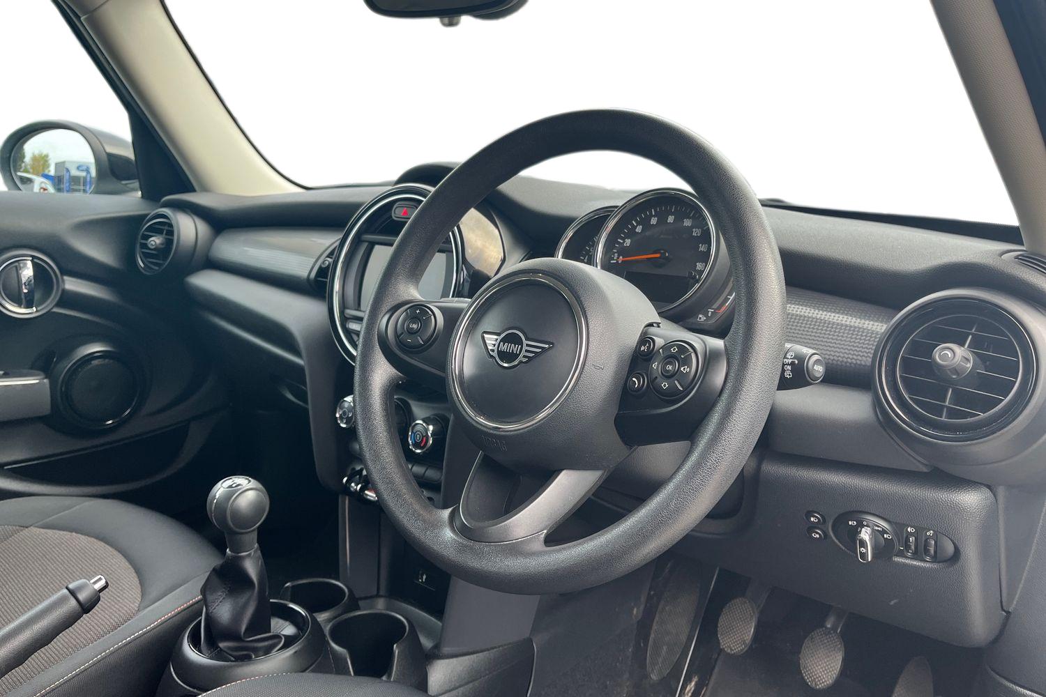 MINI HATCHBACK Photo 8