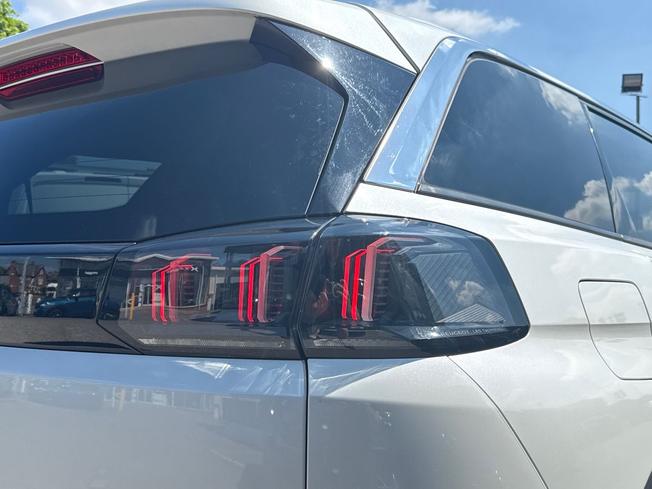 PEUGEOT 5008 Photo 18