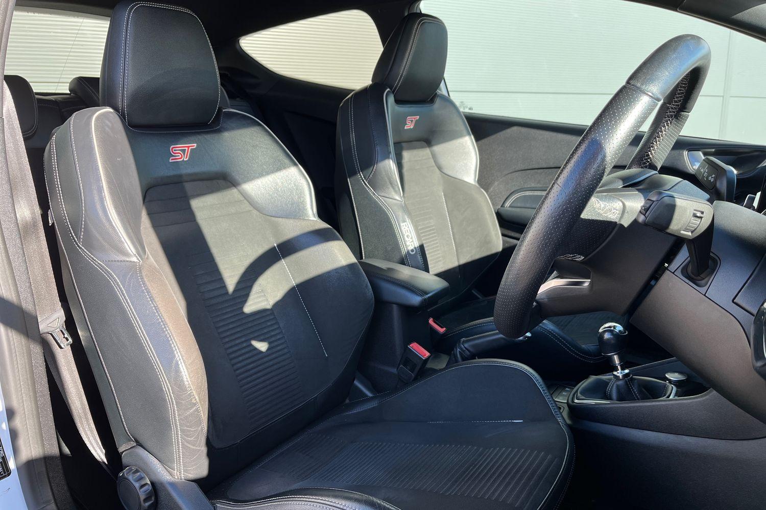 Ford FIESTA Photo 16
