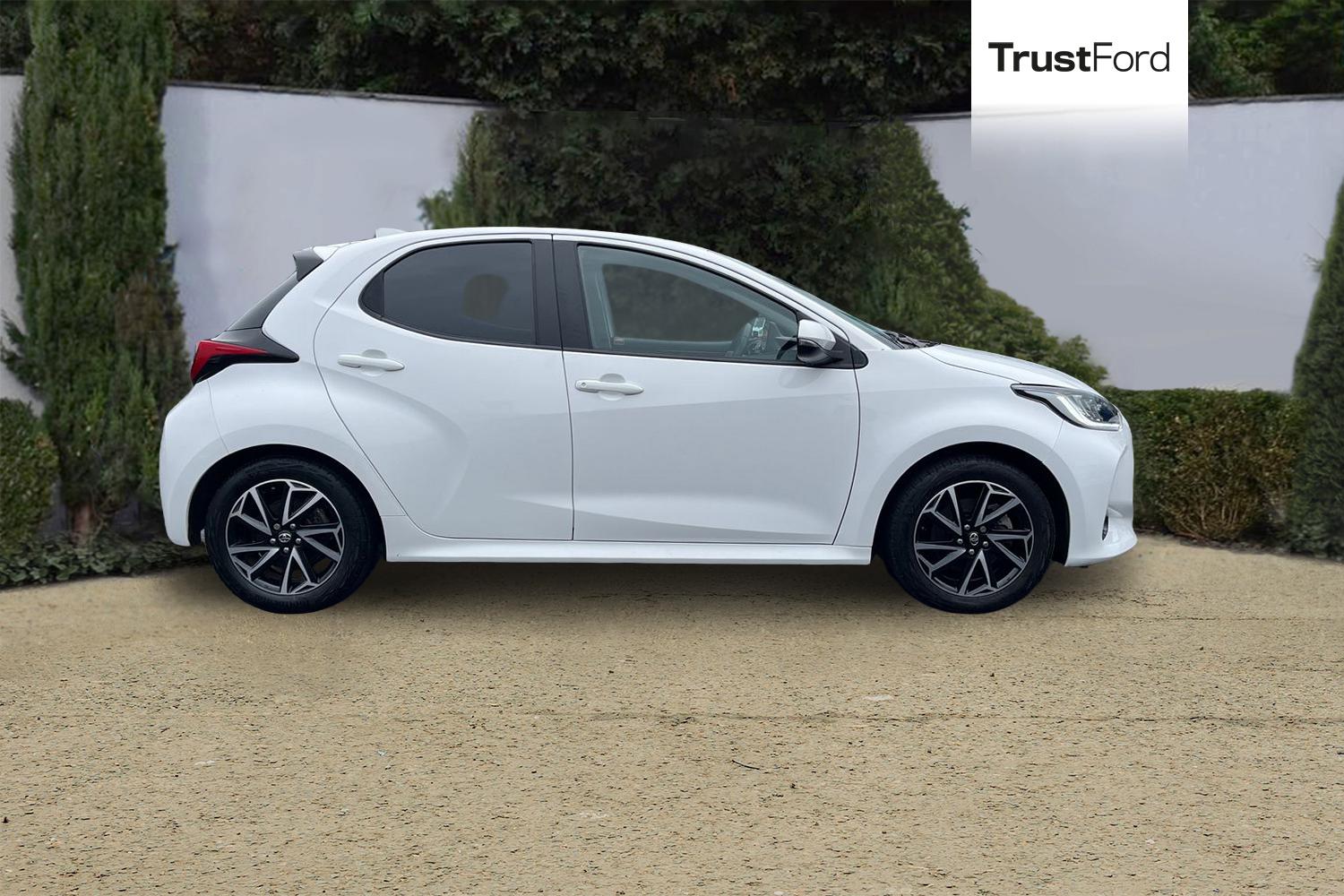 Toyota YARIS Photo 2