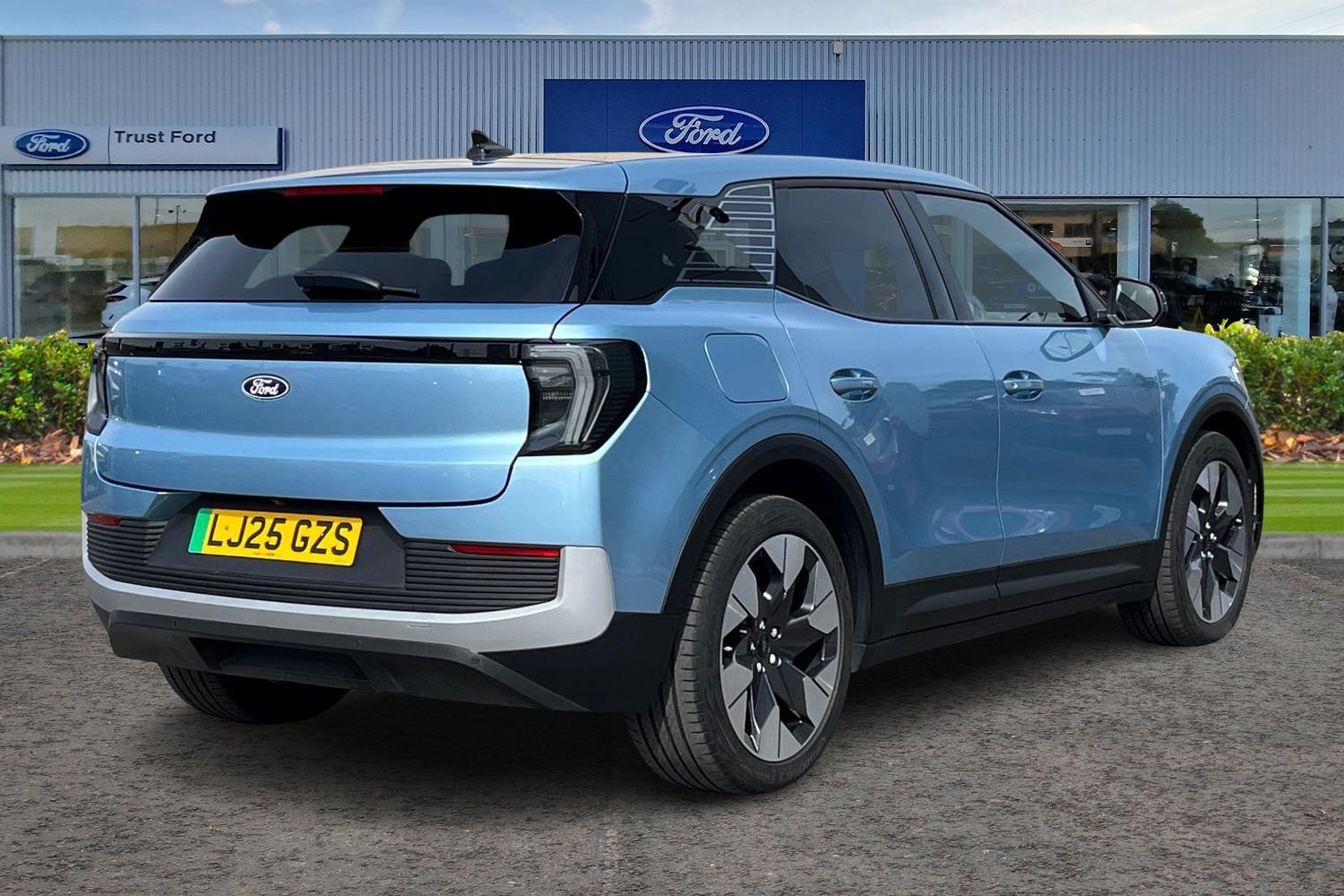 Ford Explorer Photo 3
