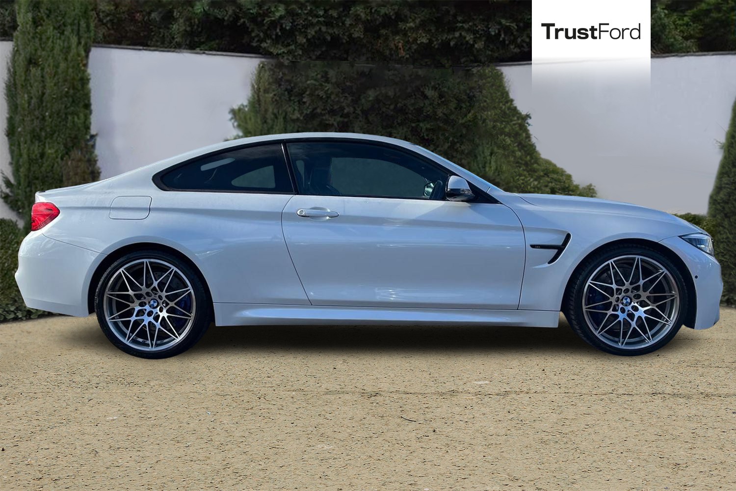 BMW M4 Photo 2