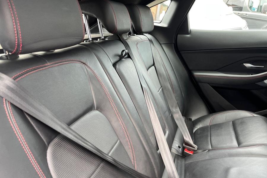 Jaguar E-PACE Photo autoimg-6ec11cc8734fd6c8d069f1e5546b099f433fdd6b.jpg