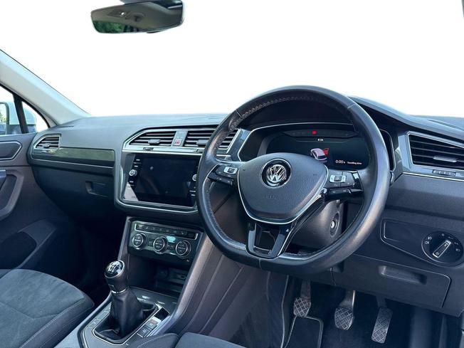 VOLKSWAGEN Tiguan Photo 6