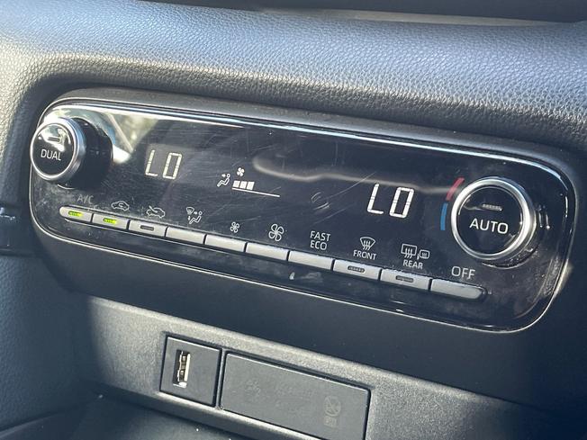 TOYOTA Yaris Photo 35