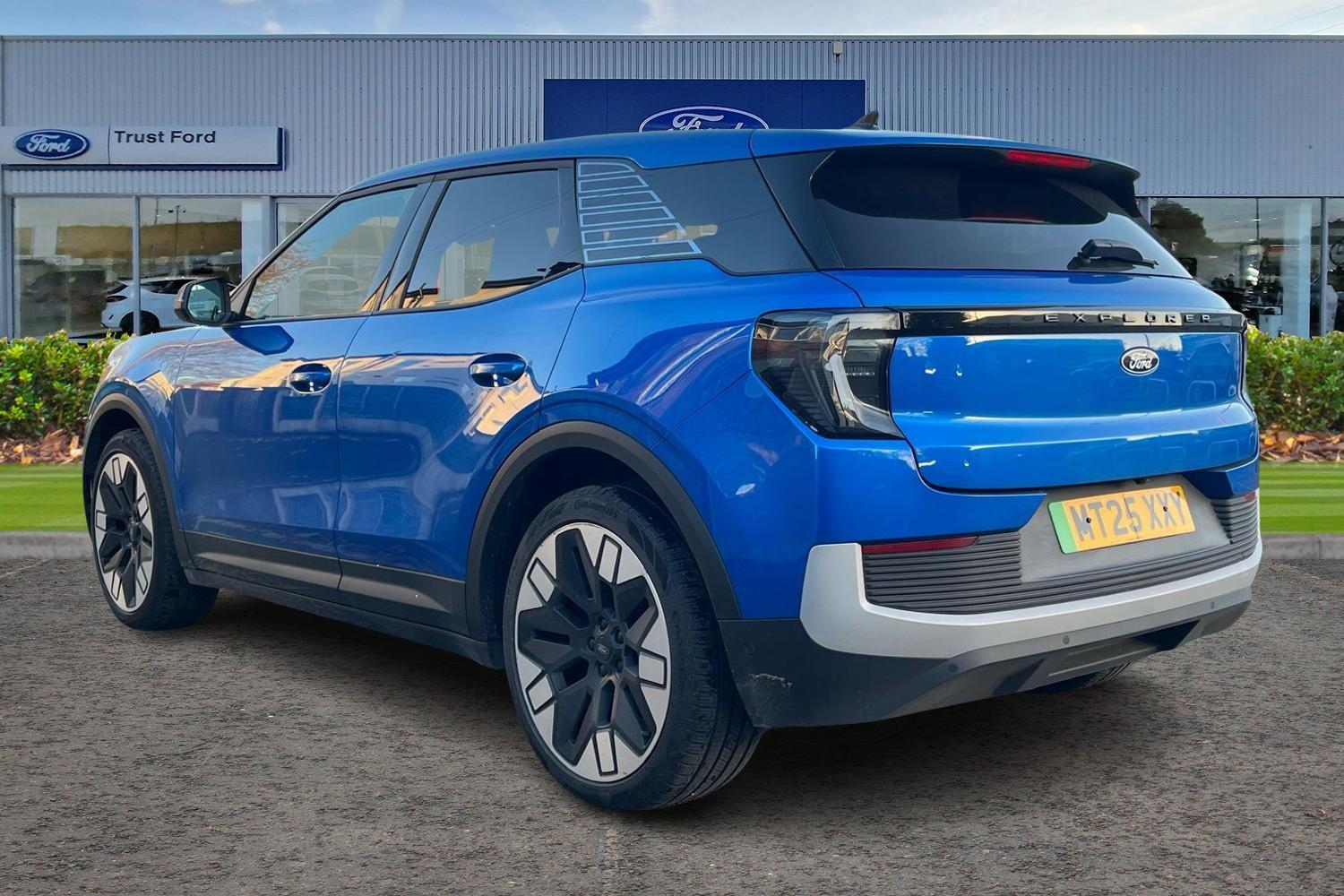 Ford Explorer Photo 1