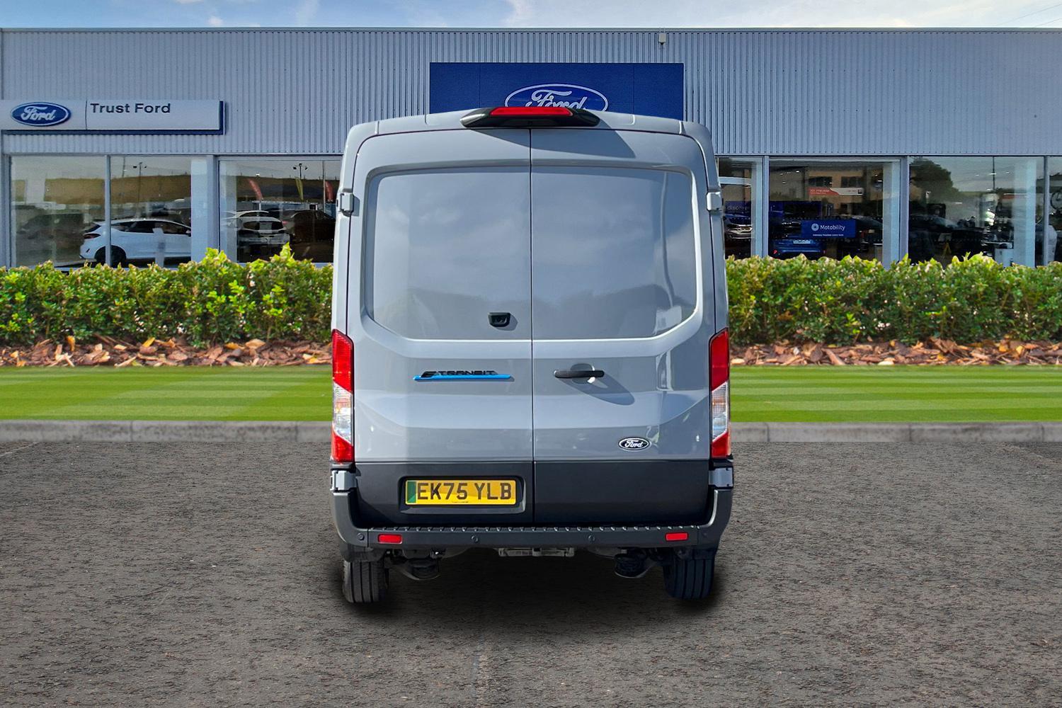 Ford E-TRANSIT Photo 12