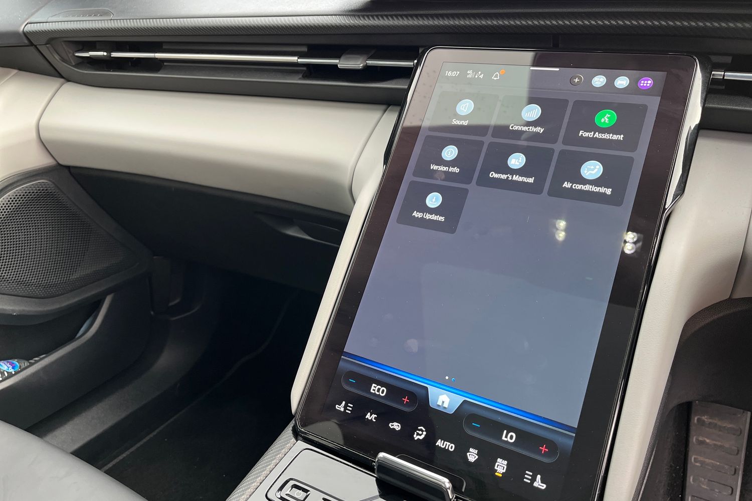 Ford EXPLORER Photo 35