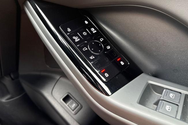 Audi Q6 e-tron Photo 25