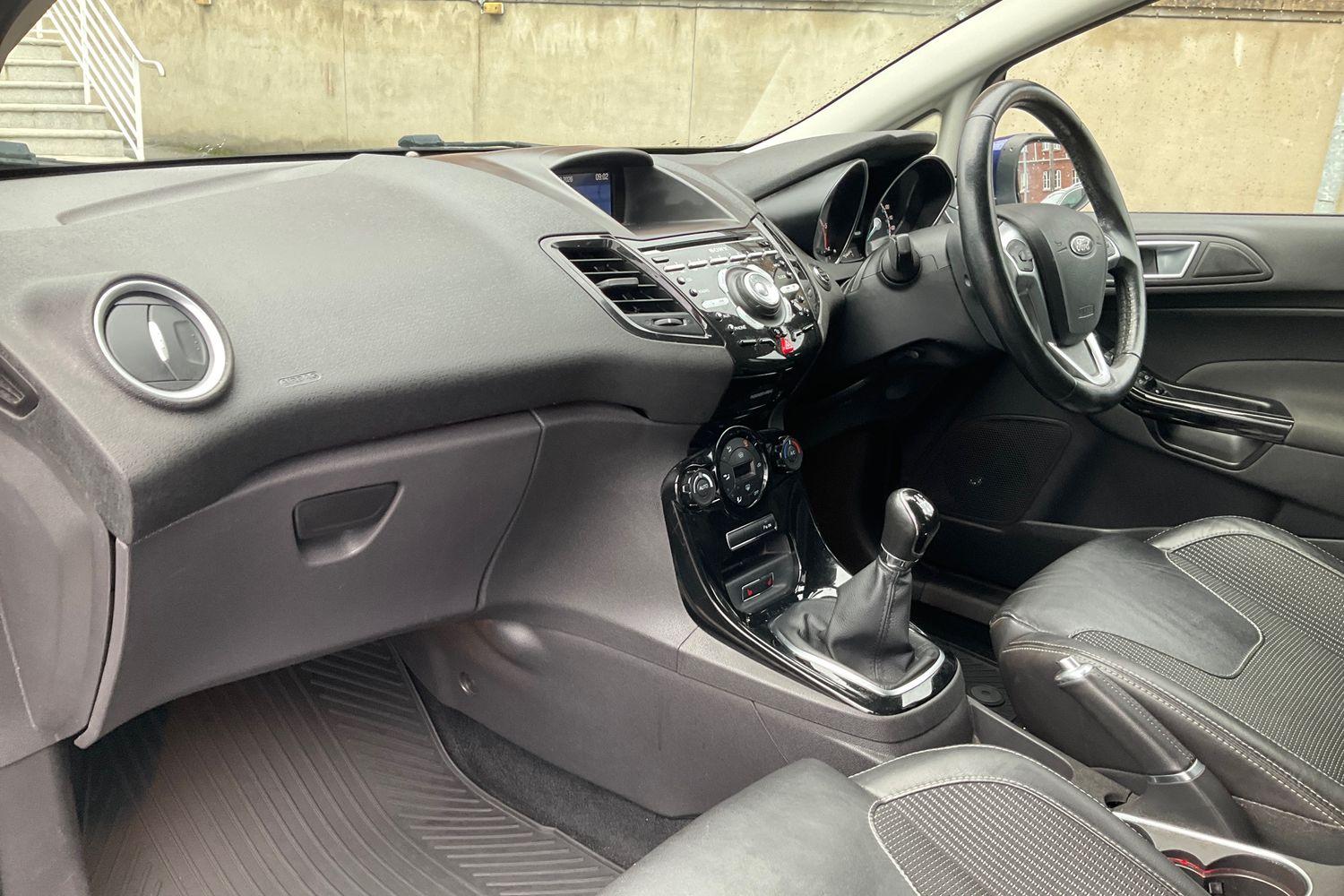 Ford FIESTA Photo 17