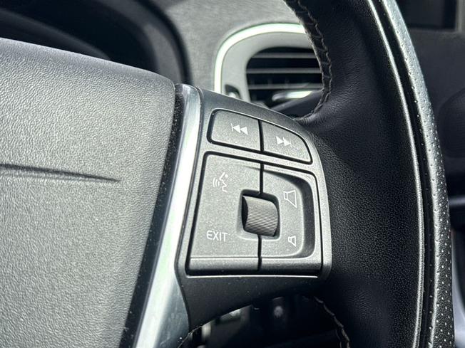 VOLVO V40 Photo 17