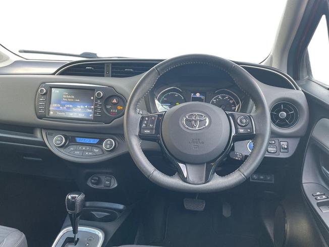 TOYOTA Yaris Photo 11