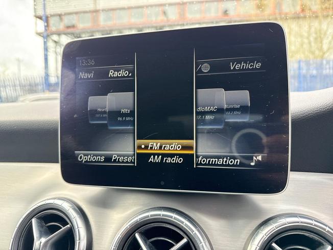 MERCEDES-BENZ CLA Class Photo 35