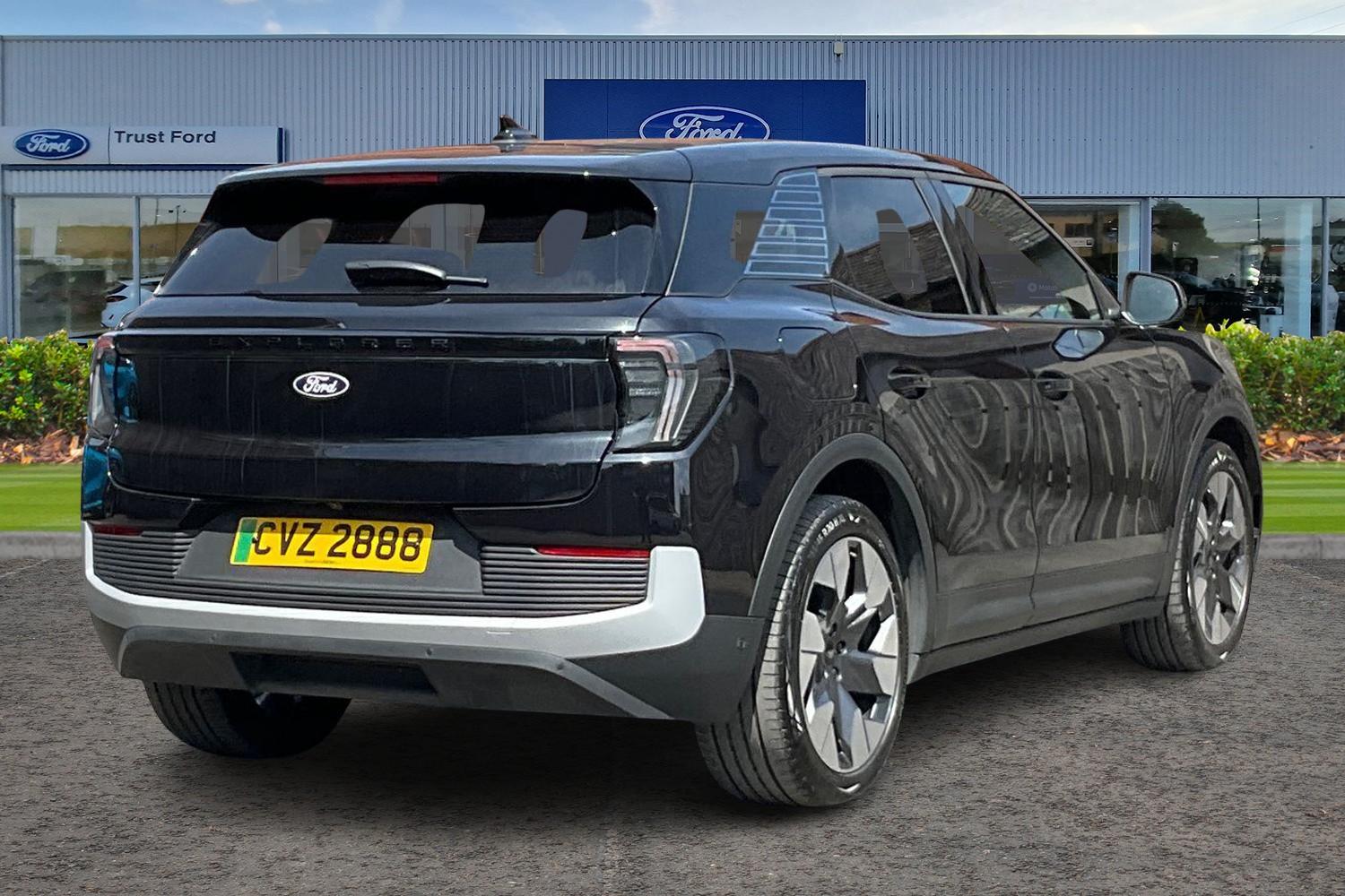 Ford Explorer Photo 3