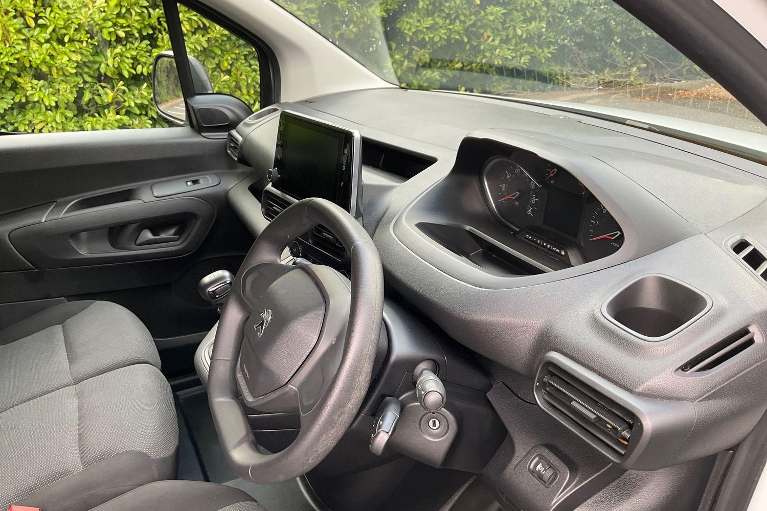 Peugeot PARTNER Photo 28