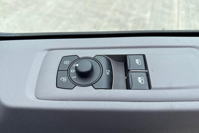 VOLKSWAGEN Transporter Photo 35