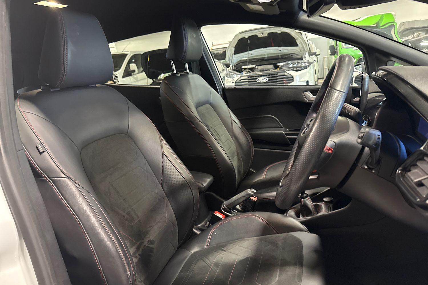 Ford FIESTA Photo 16