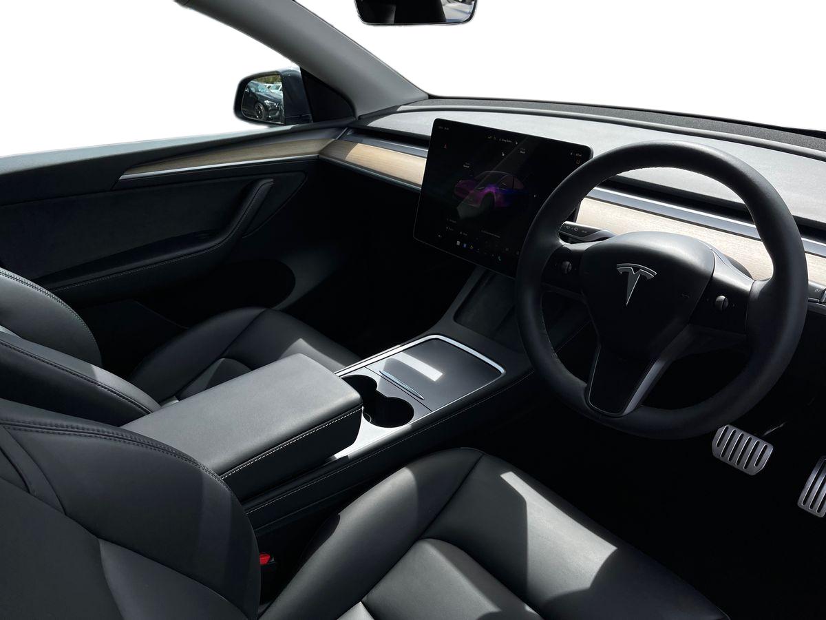 TESLA Model Y Photo 20