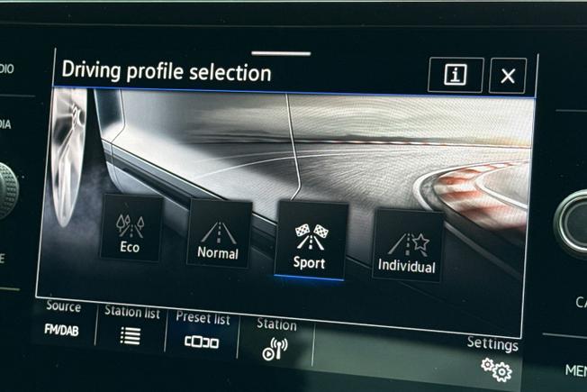 VOLKSWAGEN T-Roc Photo 25