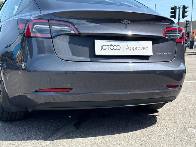 TESLA Model 3 Photo 35