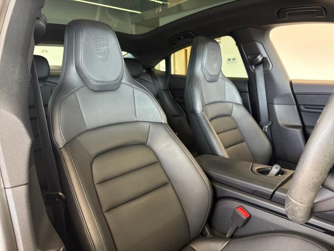 PORSCHE Taycan Photo 14