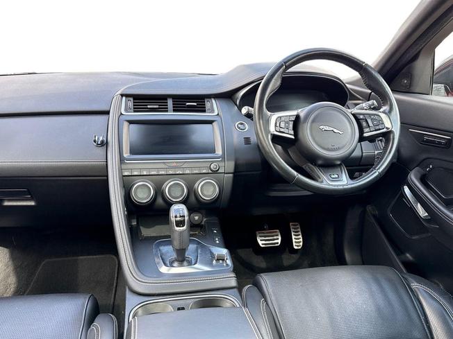 Jaguar E-PACE Photo 11