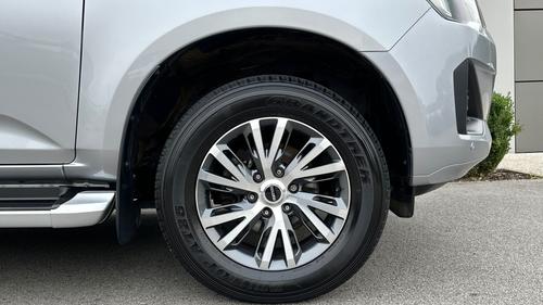 Isuzu D-MAX Photo autoimg-70b60374604f47dedea84e9c018ac7c324465508.jpg
