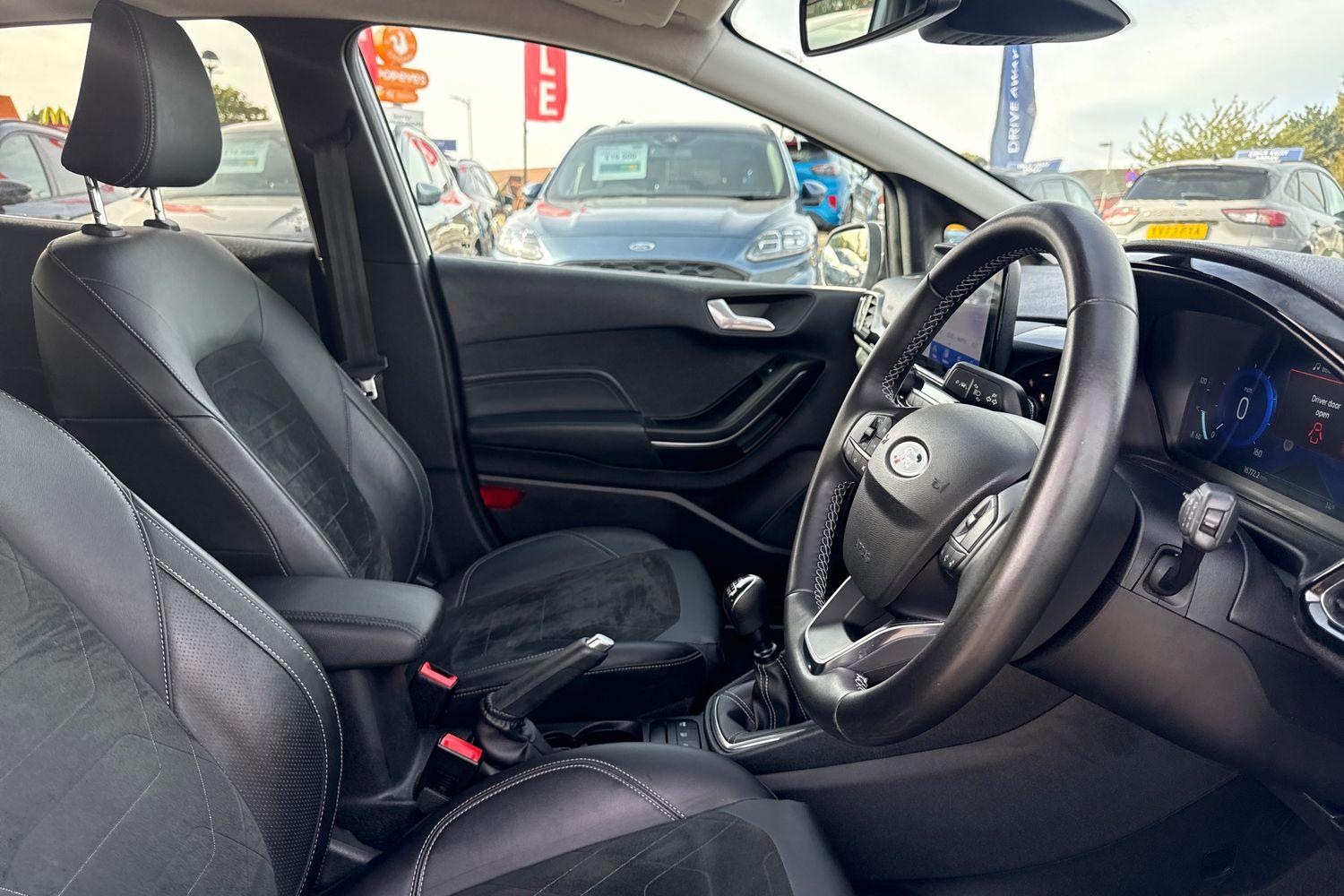 Ford FIESTA Photo 16
